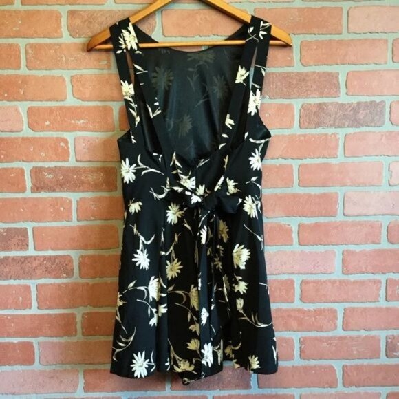 ASTR The Label Women's Romper Sleeveless Floral Black Size M shorts one piece - Picture 4 of 9